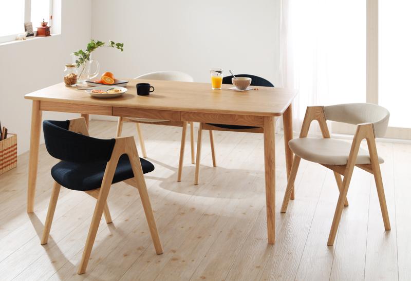 シフリ [Cyfri] 天然木タモ無垢材のテーブルにデザイナーズチェアを 